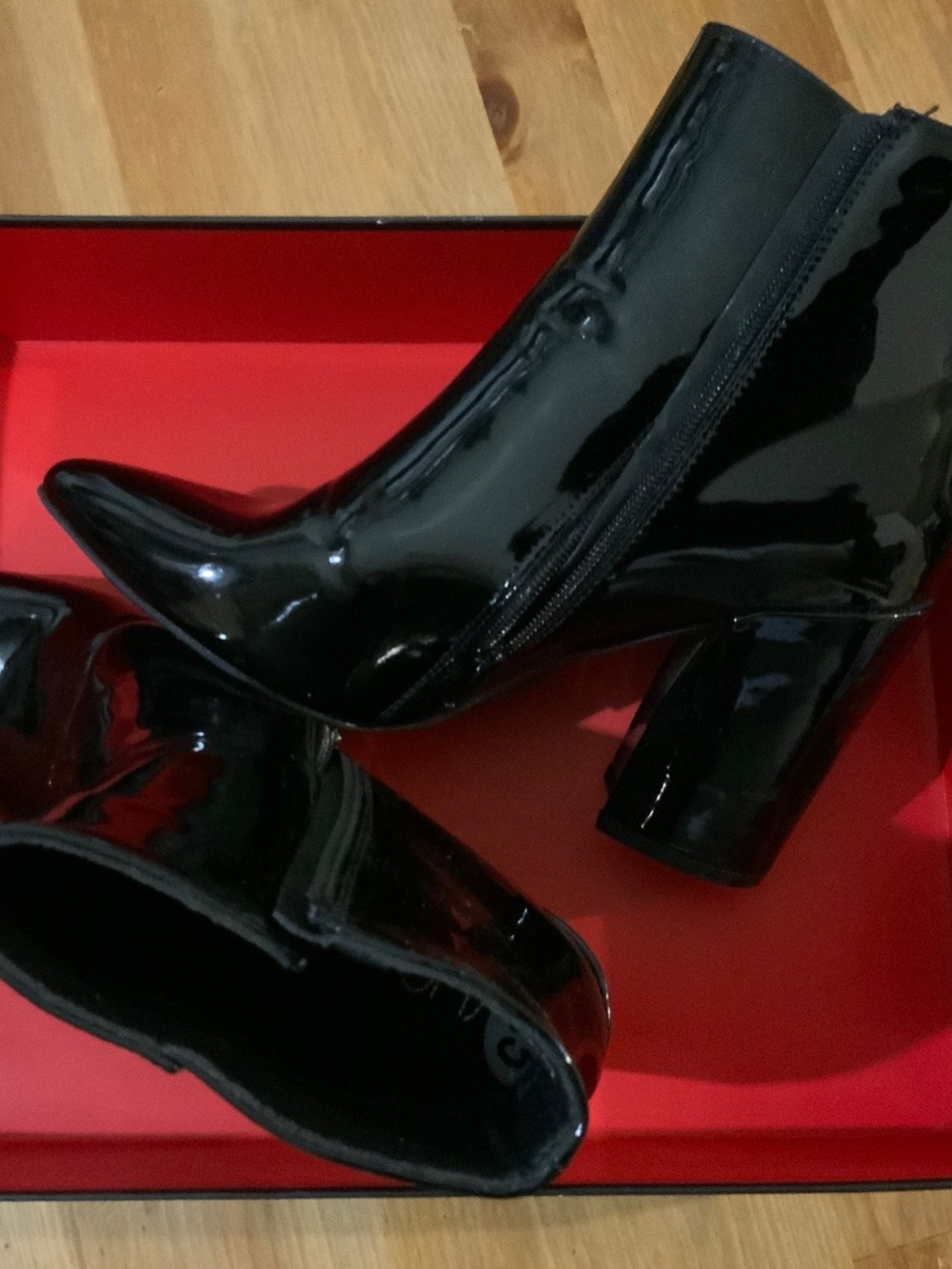 Womens size8.5  Sugar "Evvie" black patent faux-leather ankle boot